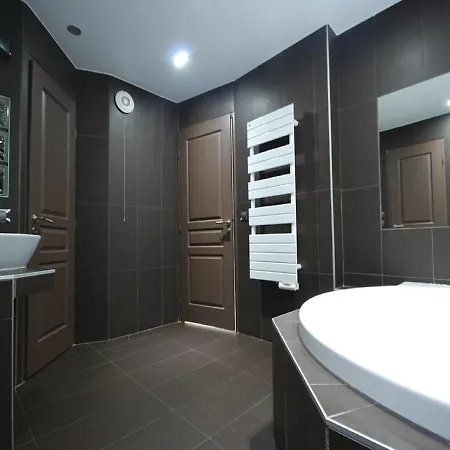 Three Bedroom Carlton Apartament *